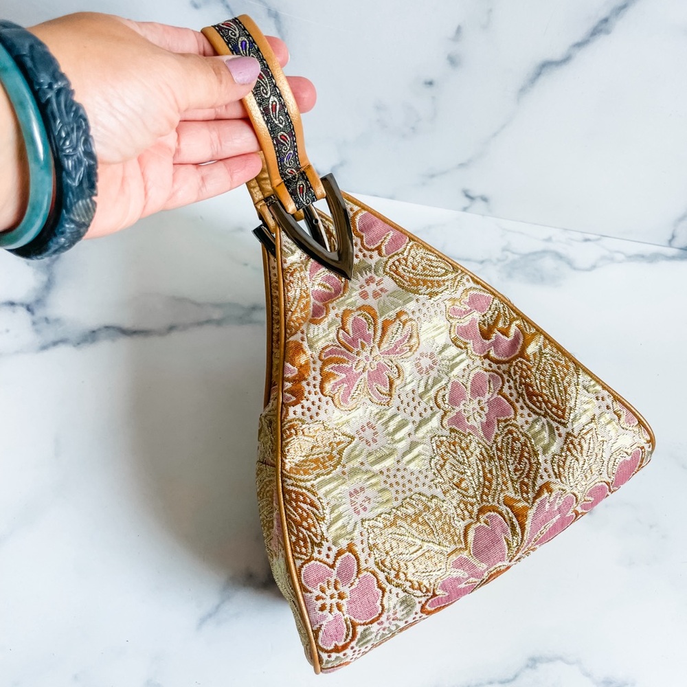 ✨🌸NWOT Elegant Floral Pink and Gold Women's Wristlet 🌸✨